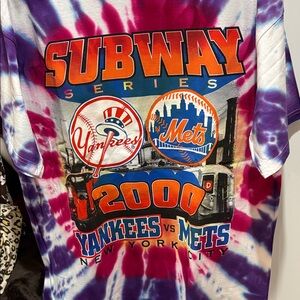 Yankees Vintage 2000 Subway Series Tie-Dye T-Shirt battle for the apple